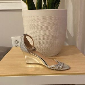 Jewel badgley mischka wedge shoes